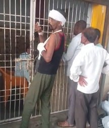 A patient admitted to a medical college went to a liquor shop to buy liquor, video goes viral