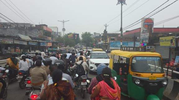 अकबरपुर शहर में टांडा मार्ग पर ओवरब्रिज के पास लगा जाम। 