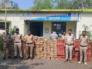 जब्त अवैध शराब के साथ पुलिस टीम