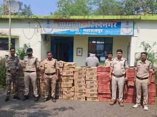 जब्त अवैध शराब के साथ पुलिस टीम