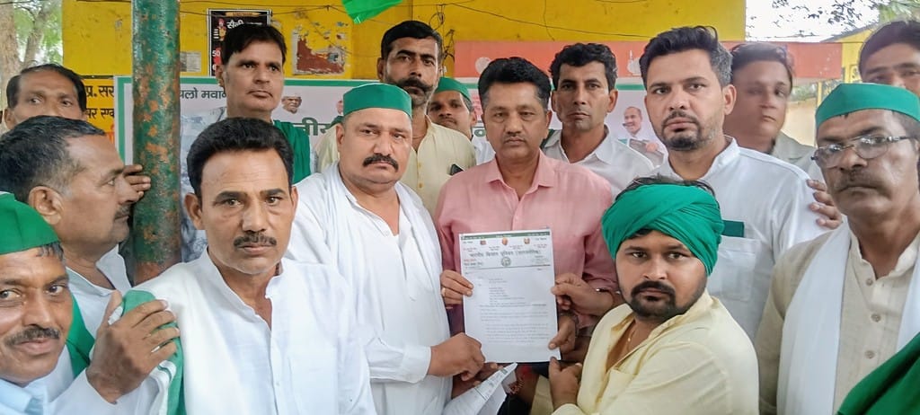 BKU workers roared while sitting on dharna in the tehsil