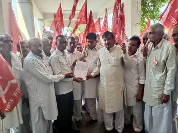 Farmers protest against the arbitrariness of insurance companies