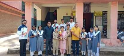 बनकला स्कूल में प्रधानाचार्य प्रीति तनवर के साथ खेलकूद में बेहतर प्रदर्शन करने वाले विद्यार्थी।