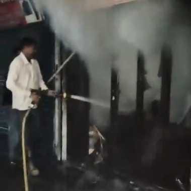 A fire broke out in the boutique due to a short circuit.