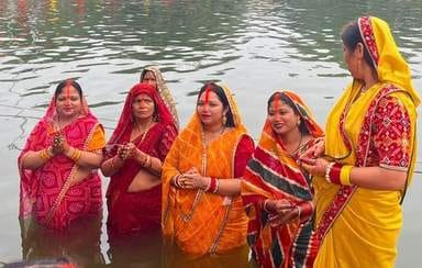 Performed lamp offering by worshipping altars at lakes and ghats