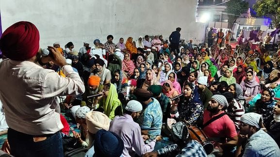 Prabhatpheris were taken out on the occasion of the birth anniversary of Guru Nanak Dev.