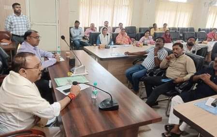 फोटो-06- नगर पालिका बोर्ड की बैठक में बोलते अध्यक्ष सुखसागर मिश्रा मधुर। संवाद