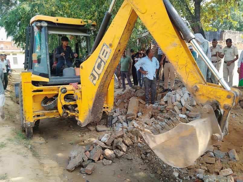 Illegal occupation removed from Panchayat land in Akbarpur Ramu