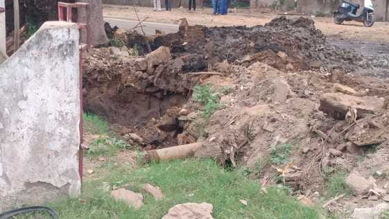 PNG gas line damaged at Phoolbagh Chowk, causing panic