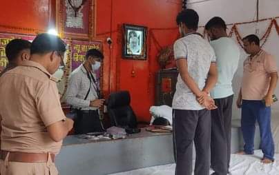 फोटो-18-ज्वैलर्स की दुकान में चोरी के बाद जांच करती फॉरेंसिक टीम। स्त्रोत: ग्रामीण।