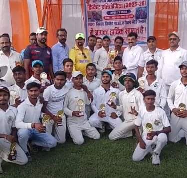 फोटो-19-विजेता टीम को ट्राफी देते सदर विधायक व मोमेंटो दिखाते खिलाड़ी। स्रोत: आयोजक