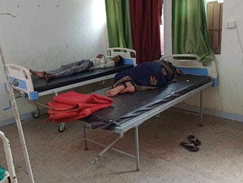 Patients' beds at the CHC are not covered with sheets, and two lakh rupees are being spent on cleaning.