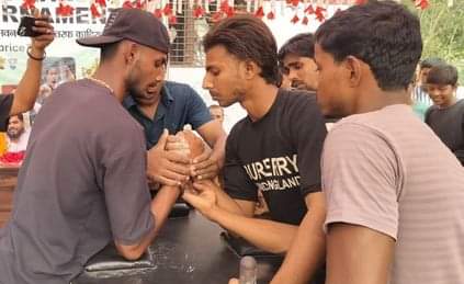 फोटो-30-आसीवन के गांव कादिरपुर में प्रोपंजा टूर्नामेंट में पंजा लड़ाते युवक। संवाद