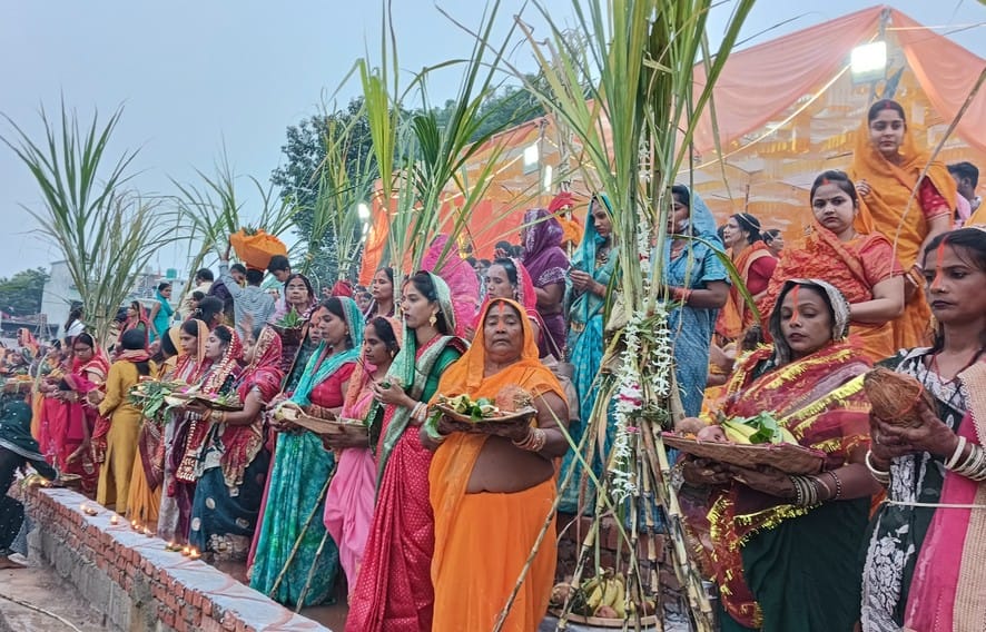 Worship of Chhathi Maiya by offering Arghya to the setting sun