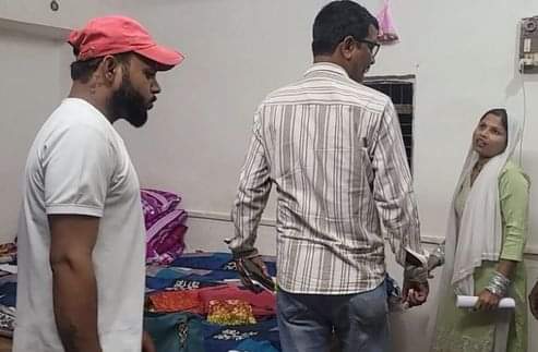 फोटो-34- चोरी की घटना की जानकारी देती पीड़ित राजीव की पत्नी। संवाद