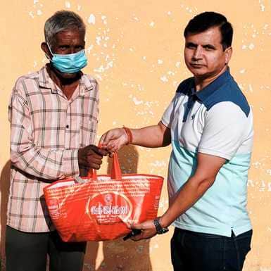 फोटो नौशेरा के सीमावर्ती क्षेत्र सैर मकडी में टीवी मरीज को सहायता राशि देते अतिरिक्त जिला अपायु