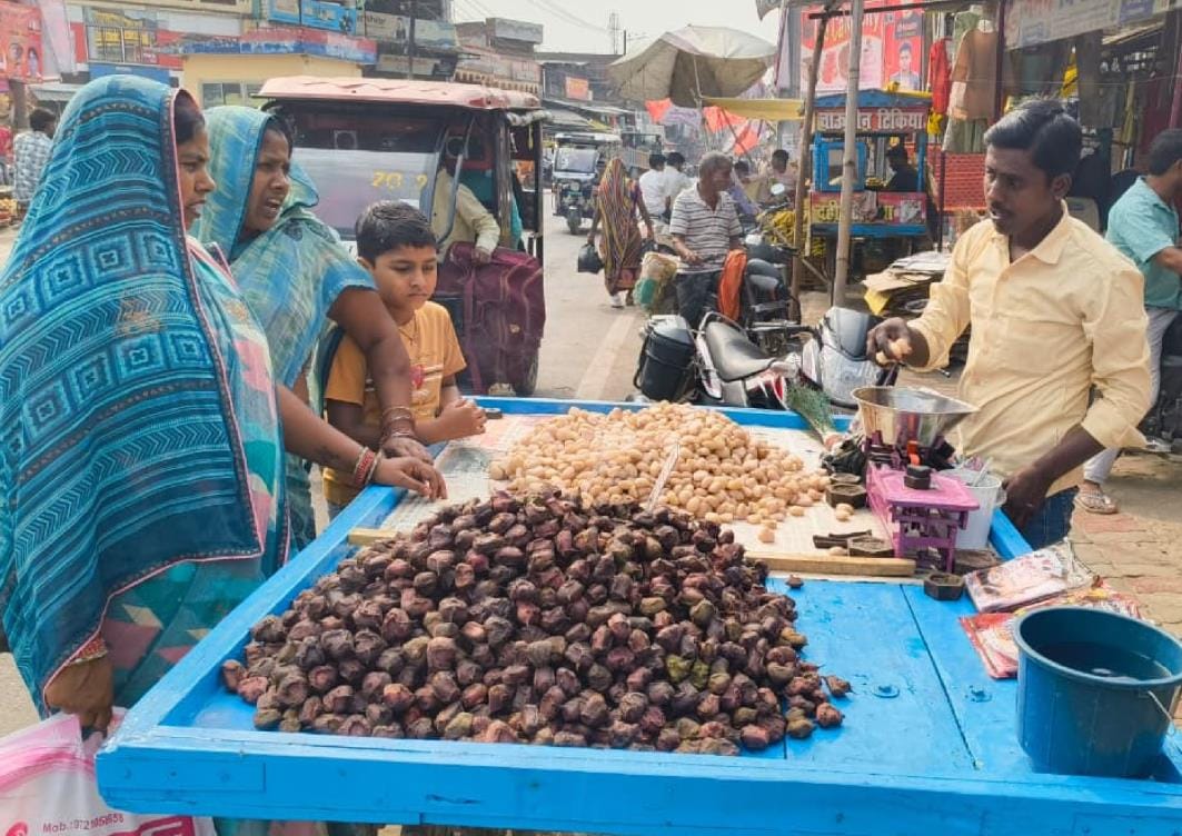 Demand for fruits increased on Chhath festival, market became lively