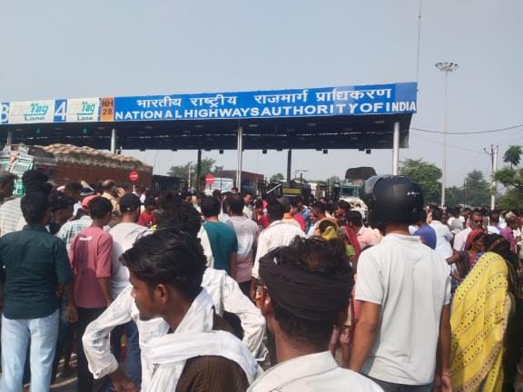 Uncle and nephew riding a bike die after being crushed by a bus; people block the highway