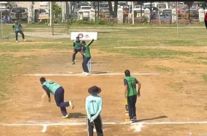 जंग प्रीमियर लीग टी-20 क्रिकेट प्रतियोगिता के दौरान शॉट मारने का प्रयास करते बल्लेबाज: संवाद