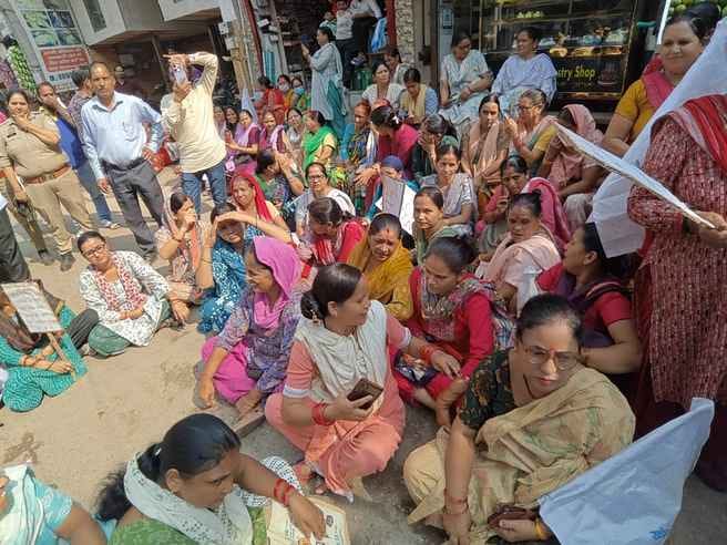 People sitting on the road in Khoda demanding Ganga water