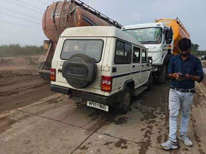 Umaria News: High speed dumper hits Bolero on Mahanadi bridge