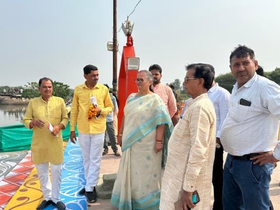 The Mayor and the Municipal Commissioner inspected the Chhath Ghats and found dirt at many places.