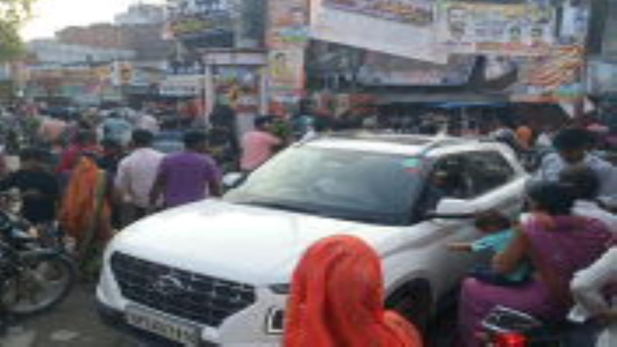 The crowd gathered in the market and the traffic system collapsed.