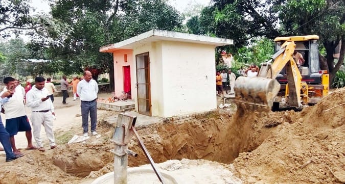 Opposition to the construction of Dandi Swami's tomb in the temple premises