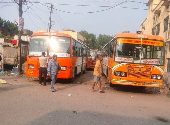 The bus going to Kaushambi is not getting passengers, the service may be stopped.