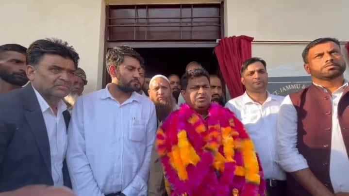 राजोेरी विधायक इफ्तखार अहमद ने राजोेरी ब्लॉक के मुबारकपुरा में नवनिर्मित पंचायत घर का उद्घाटन क