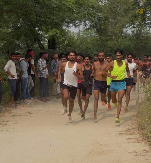 राजेसुल्तानपुर के तेंदुआईकला गांव में प्रतियोगिता के दौरान दौड़ते हुए धावक।