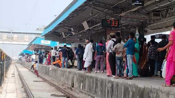 There was jostling in trains, and buses coming from Lucknow and Kanpur were also crowded.
