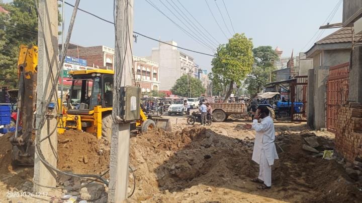 The sidewalk from Ambedkar Chowk to Parshuram Chowk will be repaired at a cost of 24 lakh rupees.