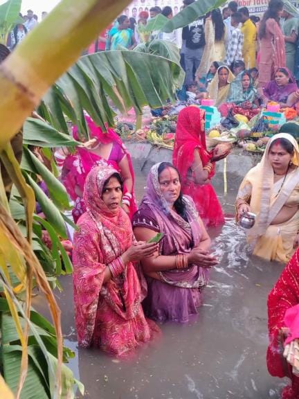 A glimpse of Purvanchal at the ghat... Chhath devotees offered prayers to the setting sun