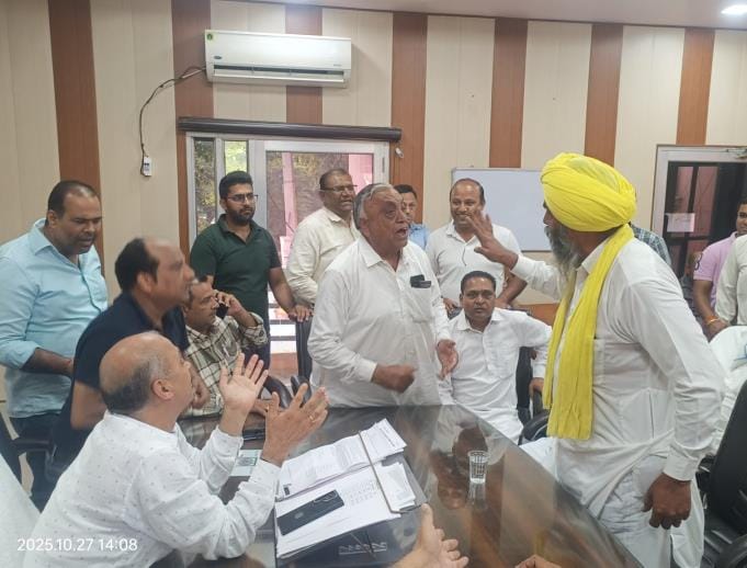 Baba Gurdeep Singh Jheedi, head of the National Farmers' Forum, was held hostage by mandi traders.