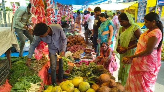 Ramphal from Assam and grapes from Gujarat arrived in the market