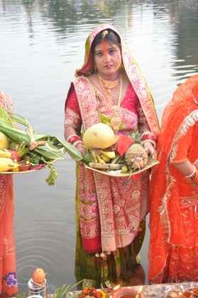 Sehore news: Mini Bihar on Siwan River Bank, Devotees Offer Arghya to Setting Sun amid Chhath Festivity