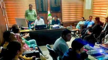 स्वास्थ्य सेवा निदेशक जम्मू ने राजोेरी ज़िले में स्वास्थ्य देखभाल सुविधाओं पर समीक्षा बैठक की अ