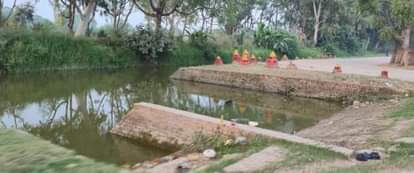 तोशाम रोड पर स्थित जूई नहर पर तैयार किया गया पूजा घाट। 