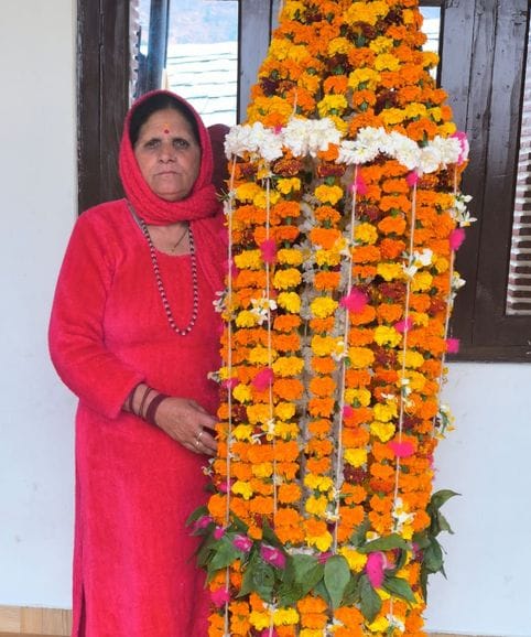 Didn't get a garland at the wedding reception at home, now giving gifts to everyone