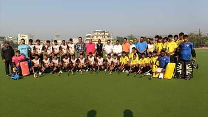 ऊना हॉकी मैदान में मैच शुरू होने से पहले मौजूद खिलाड़ी व अन्य सदस्य। संवाद