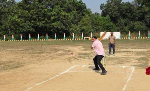  विशेश्वरगंज के ग्राम पंचायत गांगूदेवर में क्रिकेट प्रतियोगिता के उद्घाटन पर बैटिंग करते मुख्य 