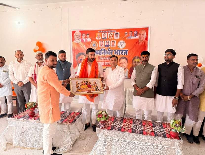 10- युवा सम्मेलन में प्रदेश मंत्री को स्मृति चिह्न भेंट करते भाजयुमो के पदाधिकारी- भाजपा