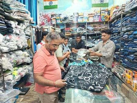 With the onset of mild cold, the market for warm clothes has blossomed.