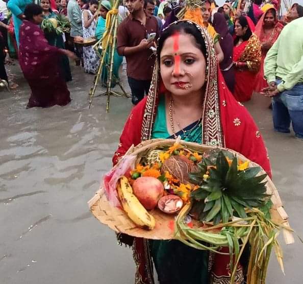 36-छठ पर्व के दौरान सरयू में खड़े होकर पूजन करती महिला।-संवाद