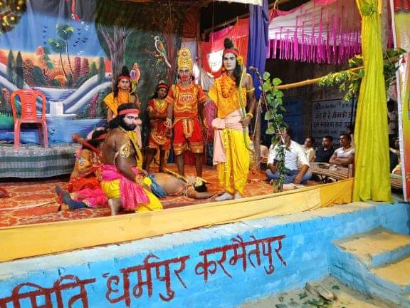 आलापुर के धर्मपुर करमैतेपुर में रामलीला मंचन के दौरान का दृश्य