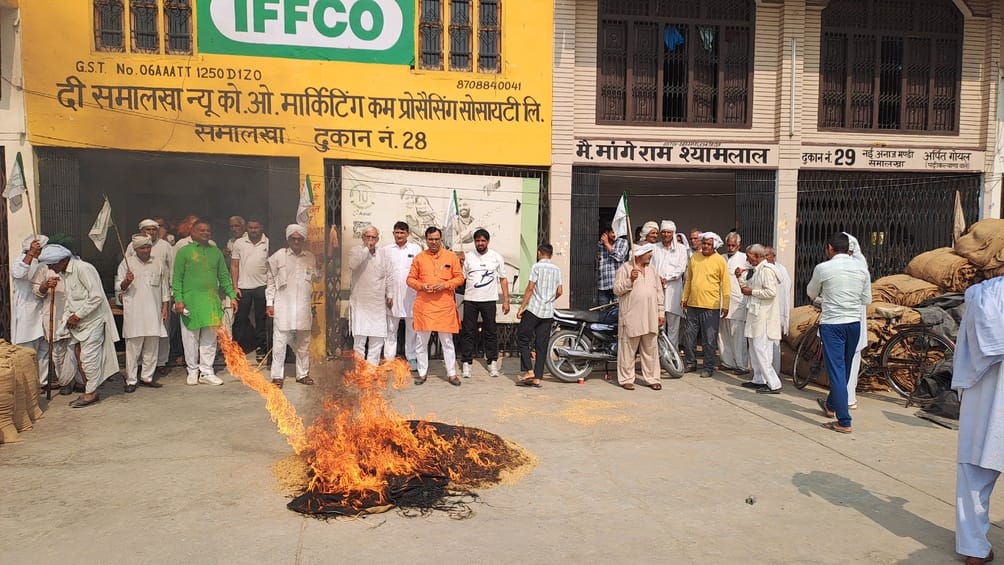 Allegations of rigging in paddy procurement, Bhakiyu pours oil and sets heap on fire