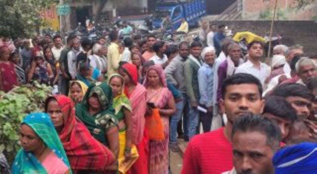 Farmers are in a queue for fertilizers, causing distress