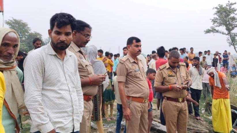  बौंडी थाना क्षेत्र के सेमगढ़हा चौराहे पर दुघर्टना के बाद जांच करतीं पुलिस।    -संवाद