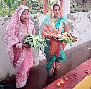 Women performed Chhath Puja by bathing in the Yamuna.
